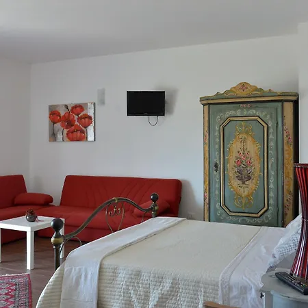 Ernestina 2* كاستيلانا غروتي